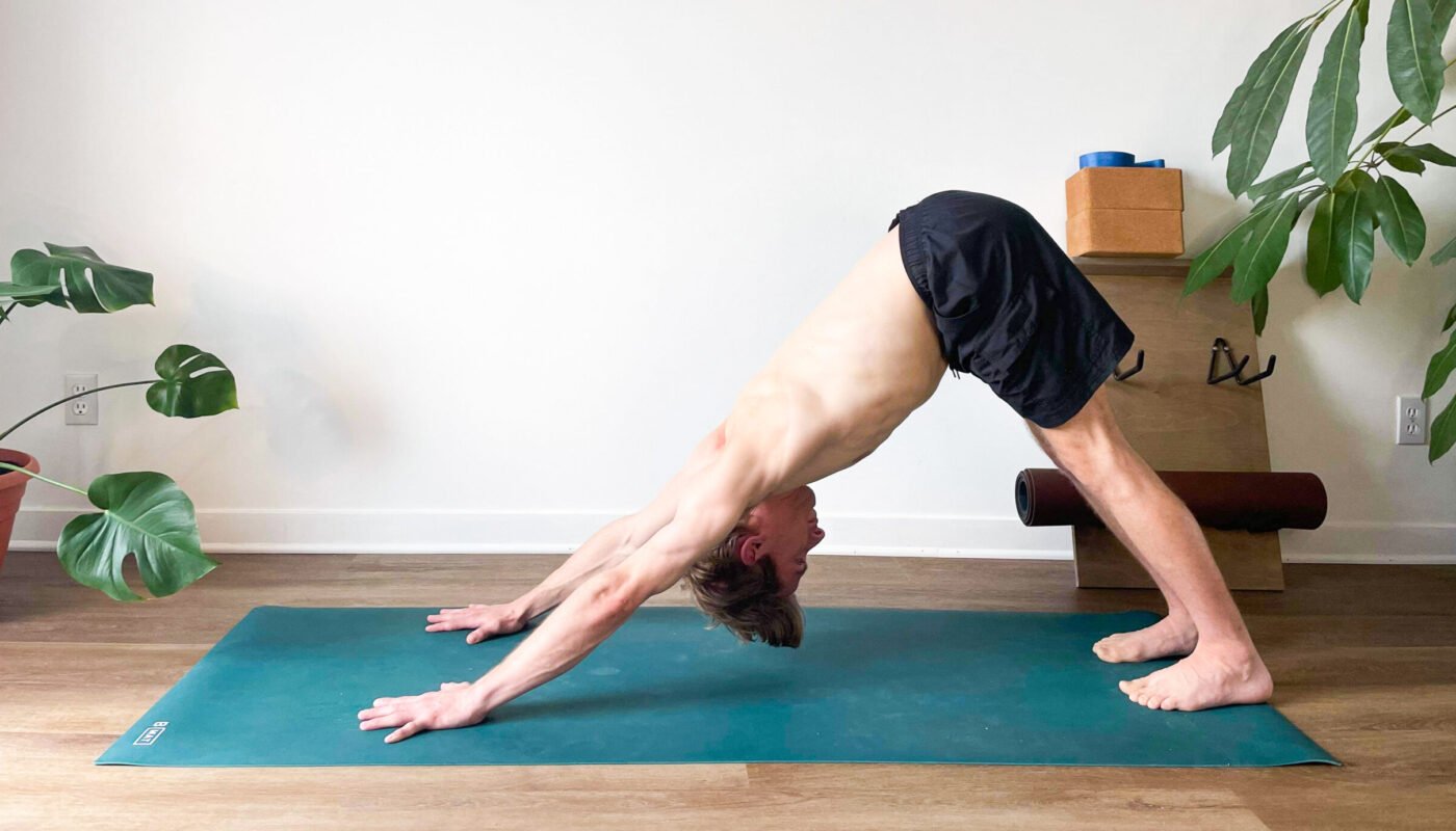 Étirement de la chaîne postérieure avec un exercice de yoga en complément à la préparation phyique pour l'athlète par Espace M Yoga