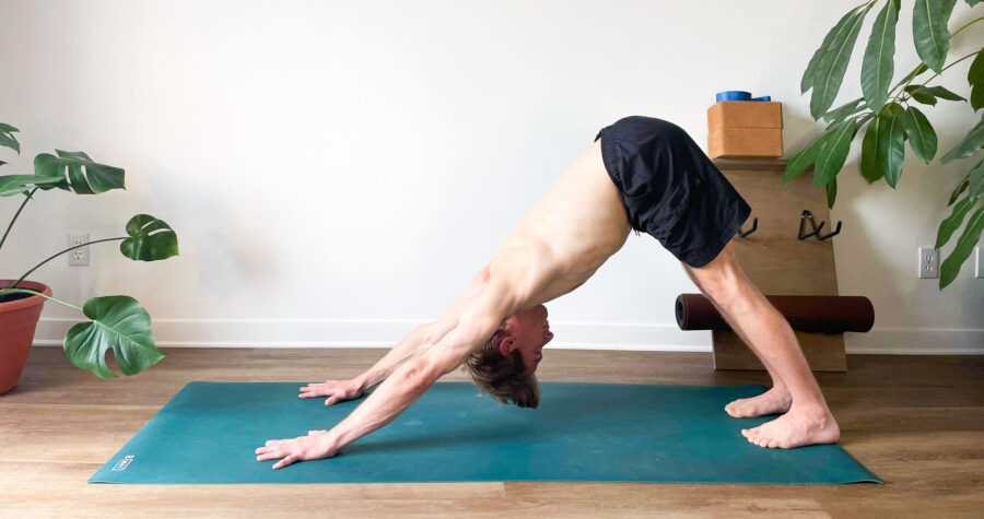 Étirement de la chaîne postérieure avec un exercice de yoga en complément à la préparation phyique pour l'athlète par Espace M Yoga