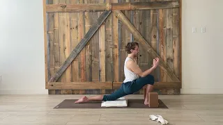 Un exercice de yoga pour étirer les fléchisseurs des hanches en complément à la préparation physique de l'athlète par Espace M Yoga
