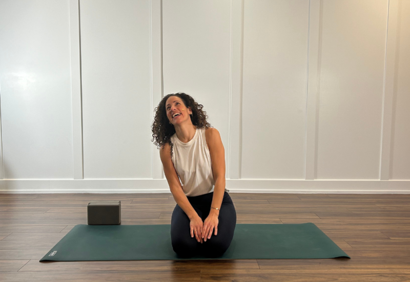 Avoir une sensation de calme intérieur et bien gérer son stress grâche au Restorative yoga. Espace M Yoga offre des cours de Restorative Yoga pour vous aider à mieux gérer votre stress.
