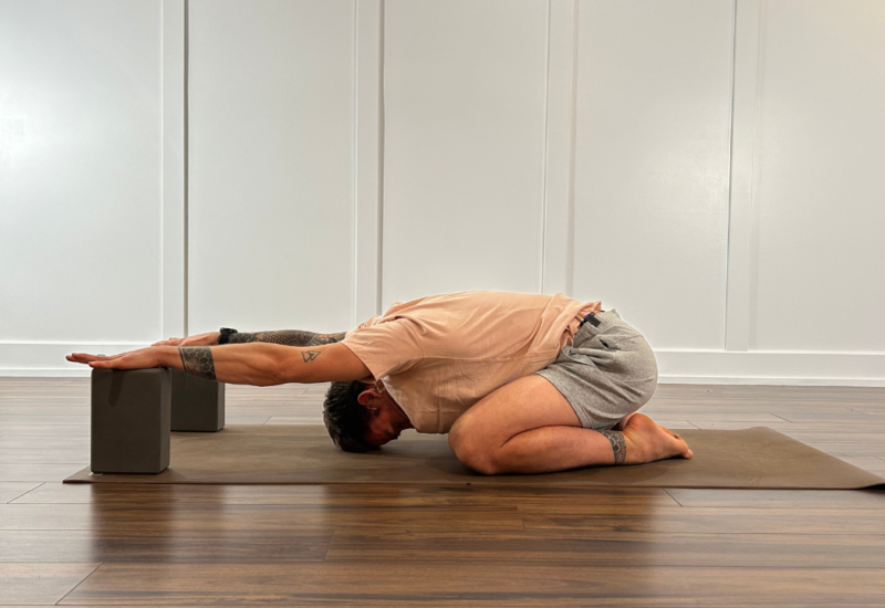 Le yoga peut aider à régler certains maux de dos avec certaines positions intéressantes proposées par Espace M Yoga dans son programme de yoga en ligne spécifique pour régler certains types de maux de dos.
