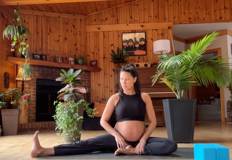 Les avantages du yoga en ligne pendant le grossesse pour la mère et son bébé sont nombreux dont la réduction du stress et l'augmentation du confort de la mère.