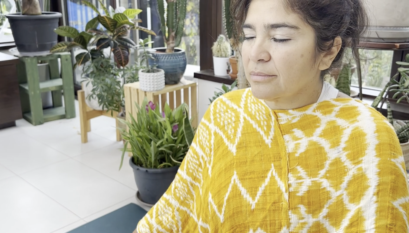 La respiration en yoga permet d'activer le système nerveux parasympathique (relaxation), de relâcher les tissus conjonctifs (muscles, tendons et fascias) et d'atteindre des niveaux d'amplitude de mouvement et de conscience plus élevés. La respiration en yoga est une respiration diaphragmatique et le diaphragme est un muscle clé dans la pratique du yoga.