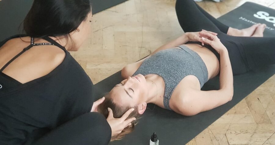 Découvre comment le Yoga Nidra peut t’aider à apaiser ton système nerveux et retrouver un sommeil profond, naturel et réparateur.
