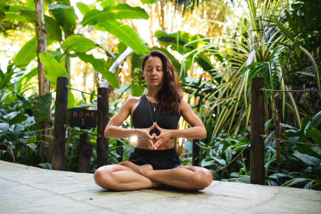 Femme en voyage qui médite dans la position du lotus.
